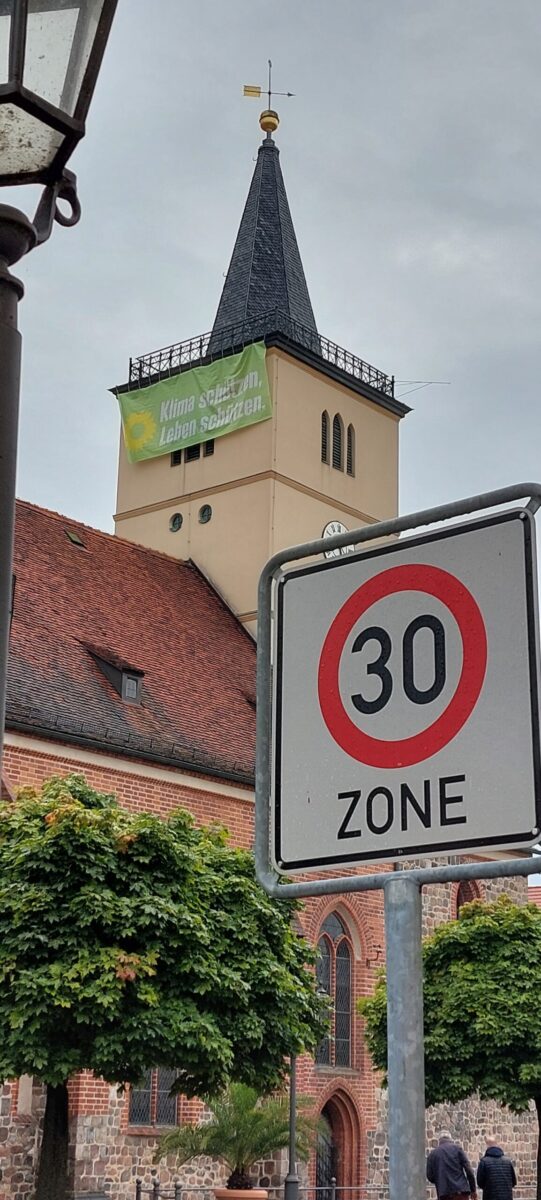 Beelitzer Stadtpfarrkirche mit Plakat Brauerstr 30