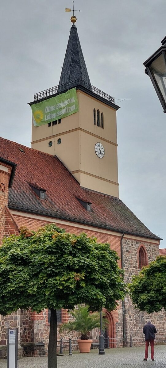 Beelitzer Stadtpfarrkirche mit Plakat Brauerstr