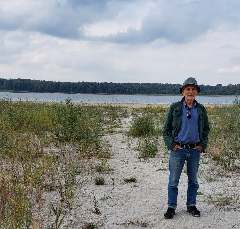 Ernst Paul Dörfler steht vor dem niedrigen Wasserstand am Seddiner See