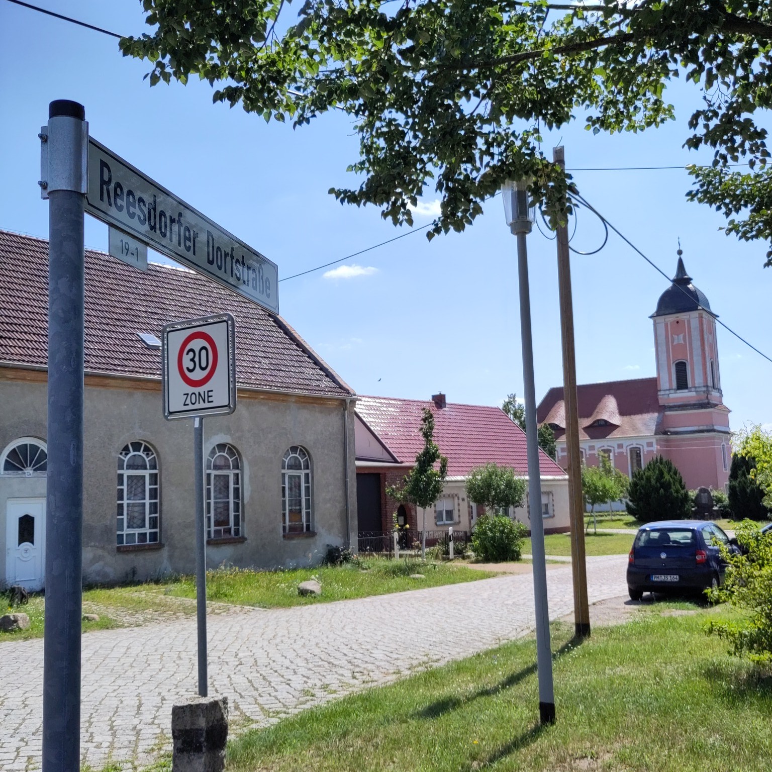 Kirche Reesdorf von der Bundesstraße aus gesehen